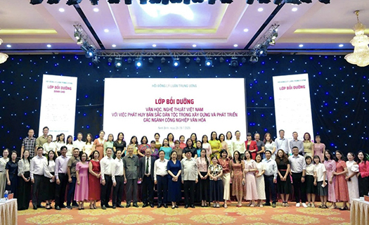 LỚP BỒI DƯỠNG “VĂN HỌC, NGHỆ THUẬT VIỆT NAM VỚI VIỆC PHÁT HUY BẢN SẮC DÂN TỘC TRONG XÂY DỰNG VÀ PHÁT TRIỂN CÁC NGÀNH CÔNG NGHIỆP VĂN HÓA”